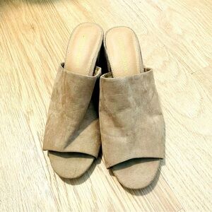 Christian Siriano woman’s block sandal size 11 tan spring summer faux suede chic